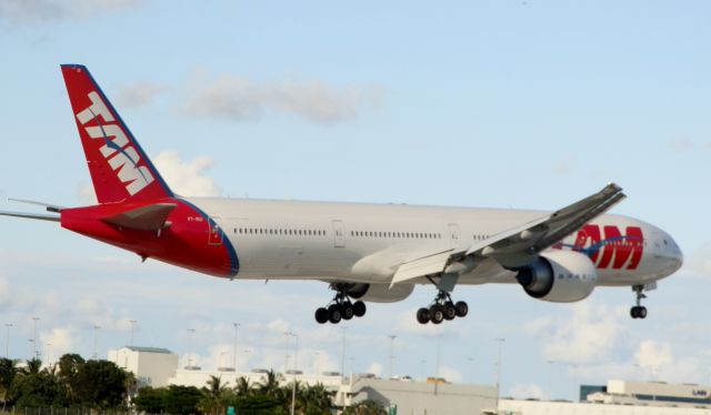 Boeing 777-200 (PT-MUI)