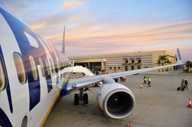 Boeing 737-700 (EI-ESN) - Ryanair Boeing 737-8AS(WL) EI-ESN boarding in Fez