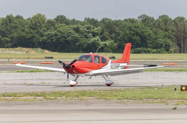 Cirrus SR-20 (N225RP)