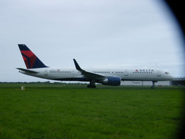 Boeing 757-200 (N718TW) - N718TW B757 DEP AS DAL 123 ON 12-05-2011