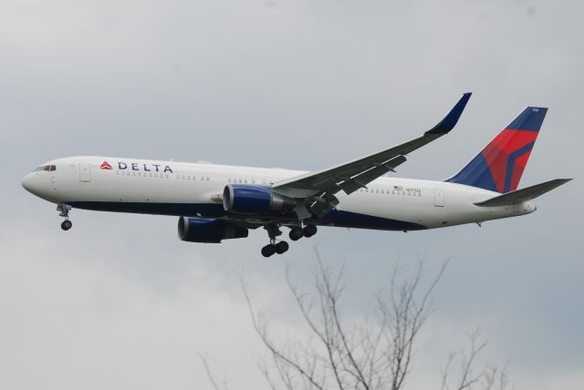 BOEING 767-300 (N171DZ)