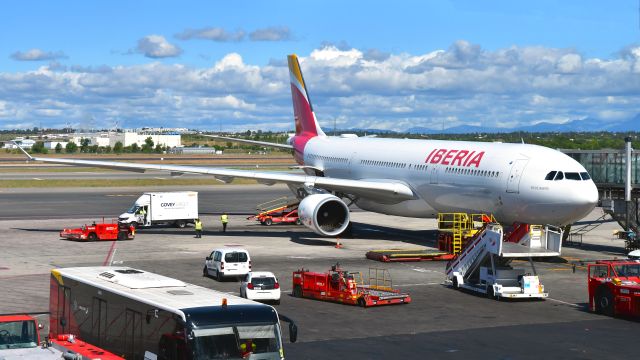 Airbus A330-200 (EC-MAA) - Iberia Airbus A330-302 EC-MAA in Madrid