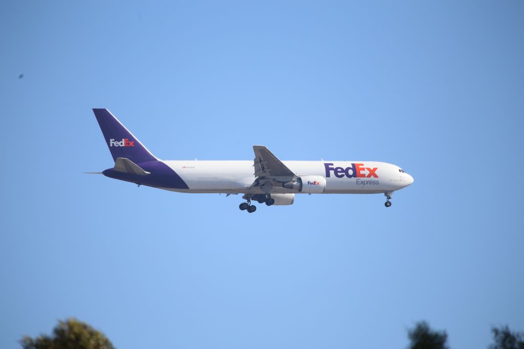 BOEING 767-300 (N115FE)
