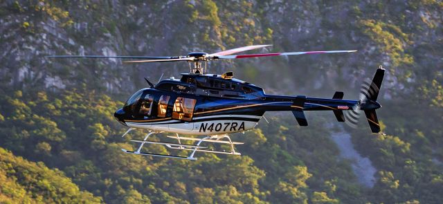 Bell 407 (N407RA) - Sesión realizada A2A (Air to Air) a una Aeronave Bell 407 desde otra Aeronave Robinson R44, se utilizo una Camara 5D Mark IV con lente 200-400 mm, este tipo de foto implica 2 retos, uno, capturar el movimiento de la helice con la idea de que no sea muy alta la obturación, ya de que otra manera se pierde esa sensación y se ve estatica, y por otra parte la obturación debe ser exacta para que no se difumine el resto, recomiendo usar f altas y un buen equipo. El lente utilizado funciono de maravilla ya es muy rápido aunque eso si, bastante pesado. Cámara DSLR EOS 5D Mark IV Image Copyright @GuillermoAb