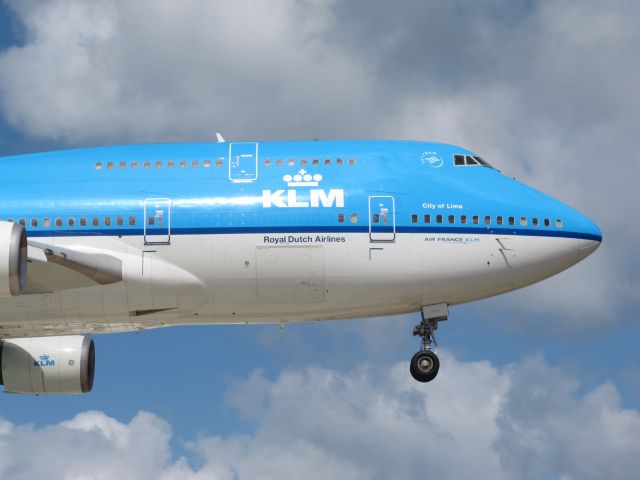 Boeing 747-200 (PH-BFL) - Landing at Princess Juliana Airport, Sint Maarten - December 25, 2011.