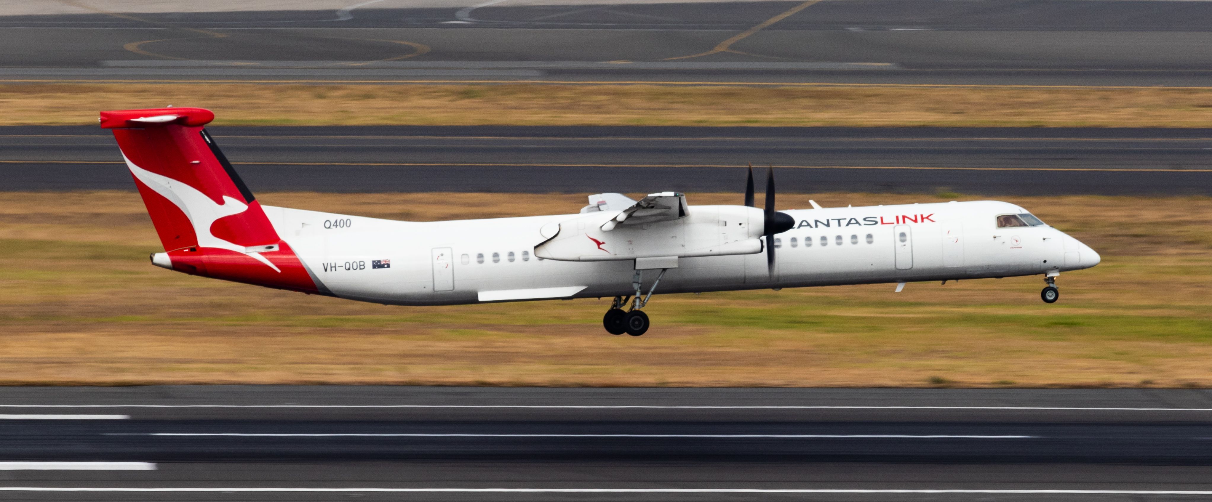 de Havilland Dash 8-400 (VH-QOB)