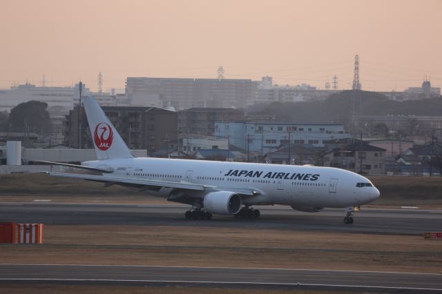 Boeing 777-200 (JA8982)