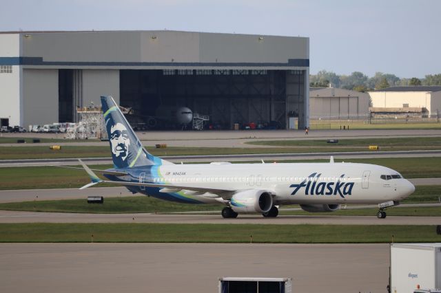 Boeing 737 MAX 9 (N942AK) - Alaska MAX-9 diverted all from JFK due to storms along the east coats