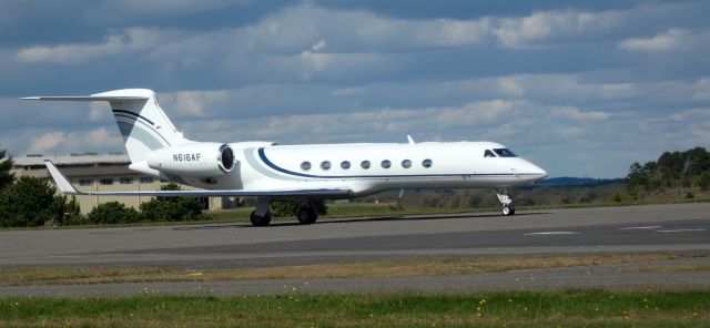 Gulfstream Aerospace Gulfstream V (N616AF) - Taxiing to departure is this 2011 Gulfstream Aerospace GV-SP (G550) in the Autumn of 2023.