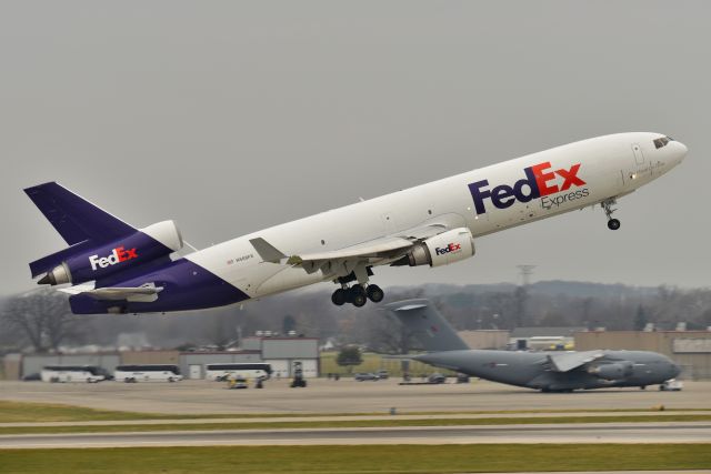 Boeing MD-11 (N588FE)