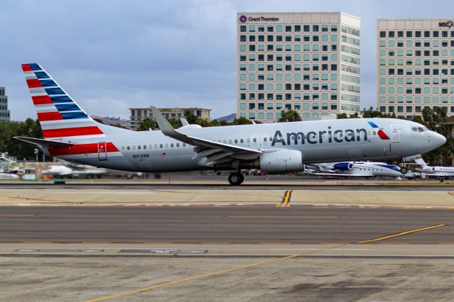 Boeing 737-800 (N958NN)