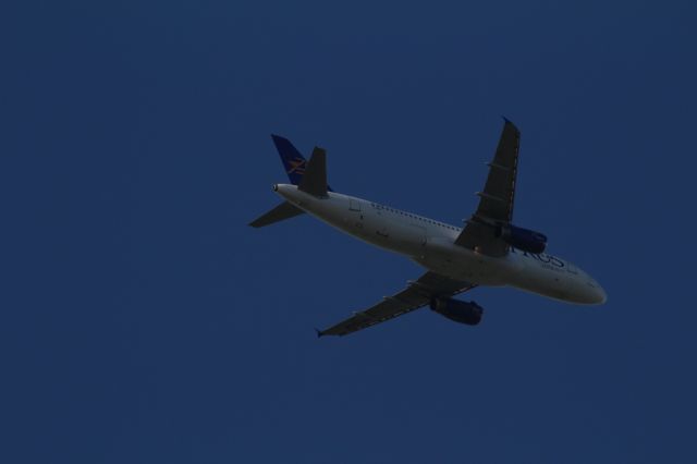 5B-DBB — - Airbus A320-231 vliegt boven Nieuwkoop, komend vanuit Larnaca op Cyprus. Het toestel vliegt in de aanvliegroute naar de Aalsmeerbaan op Schiphol.