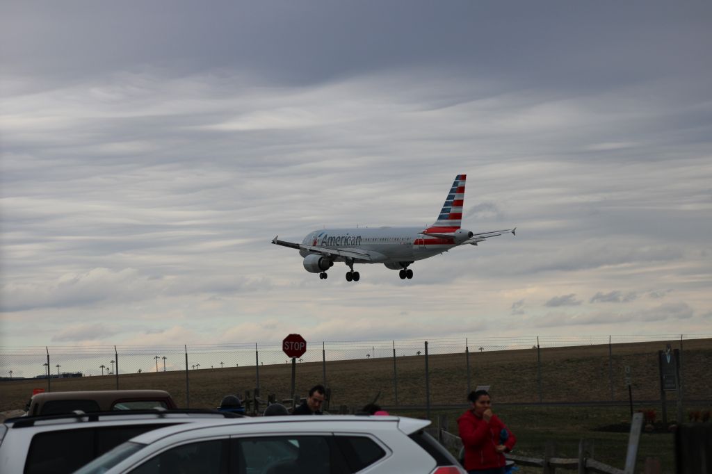 Airbus A320 (N128UW)