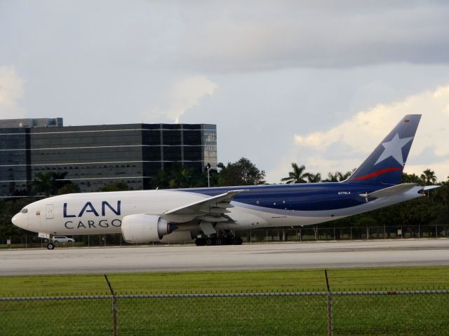 BOEING 777-200LR (N776LA)