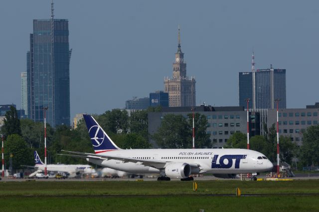 Boeing 787-8 (SP-LRF)
