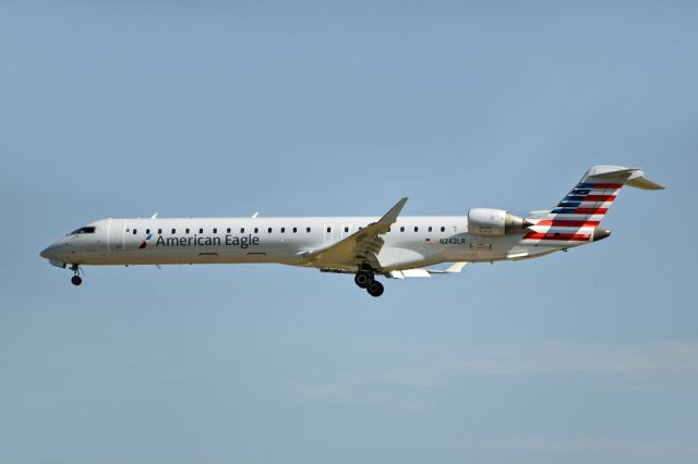 Canadair Regional Jet CRJ-900 (N242LR)