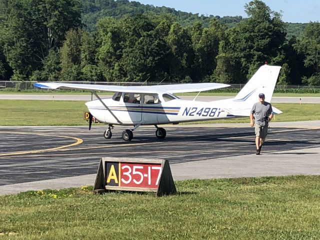 Cessna Skyhawk (N2498Y)