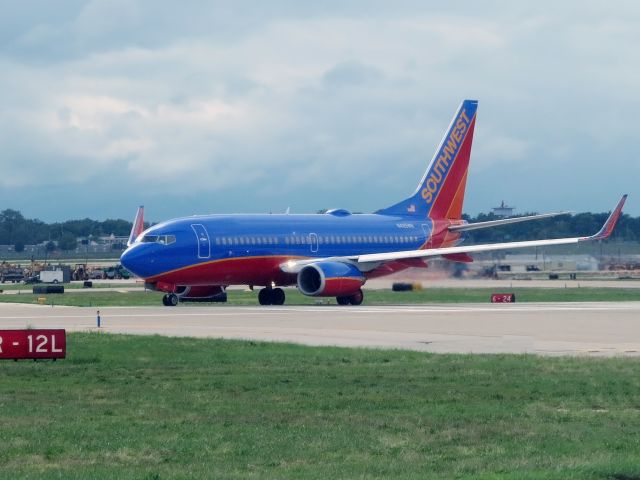 Boeing 737-700 (N495WN) - Take off runway12L.