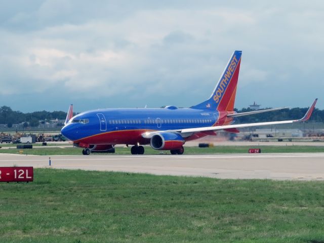 Boeing 737-700 (N495WN) - Take off runway12L.