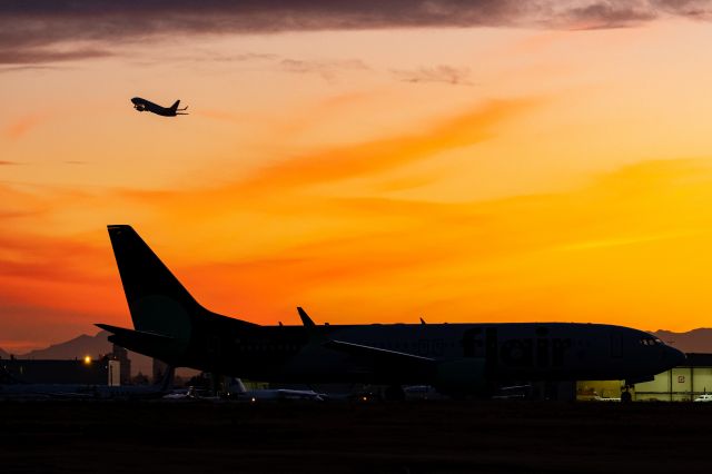 Boeing 737 MAX 8 (C-FLKO)