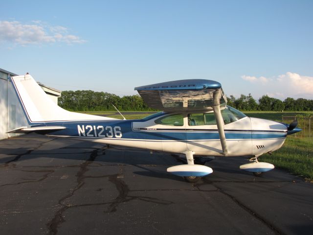 Cessna Skylane (N21236) - Skylane in evening light