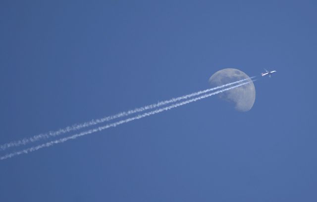 — — - This looks like a Boeing 737, but Im not 100% certain that it is.  Caught it flying over my house, but didnt have a chance to bounce it against any ongoing flight tracks at the time...