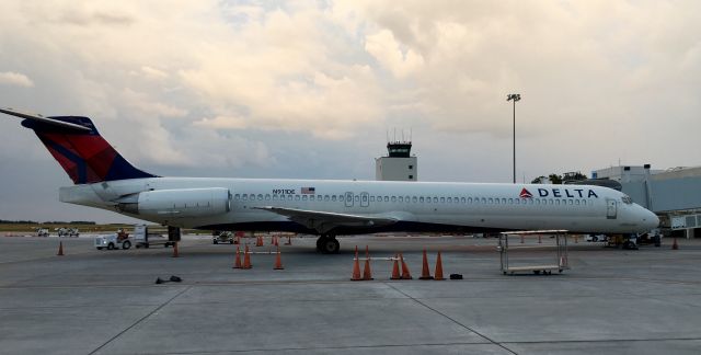 McDonnell Douglas MD-88 (N911DE)