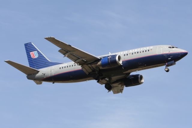 BOEING 737-300 (N340UA) - April 21, 2008 - arrived Windsor Locks