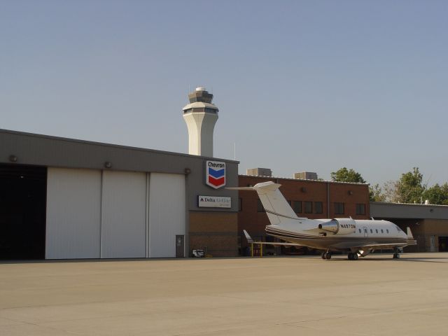 Canadair Challenger (N497DM) - Delta AirElite FBO and executive terminal.