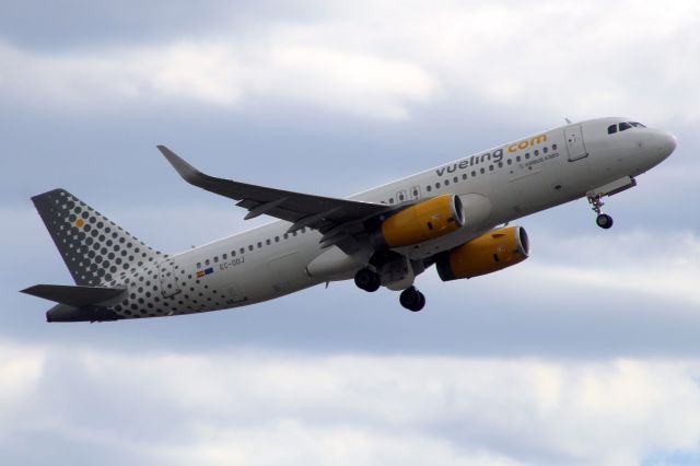 Airbus A320 (EC-ODJ) - Airborne off rwy 27L on 17-Apr-25 operating flight VLG8961 to LFPO.