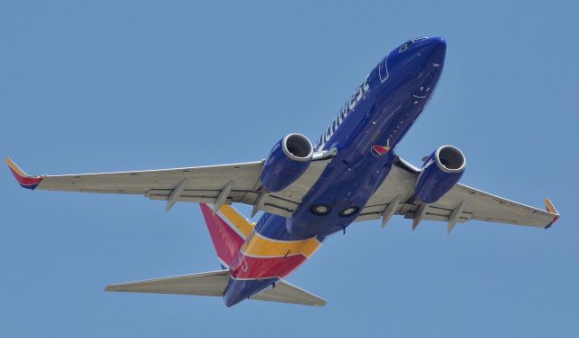 Boeing 737-700 (N419WN) - Ship 419 performing a go around at Love Field