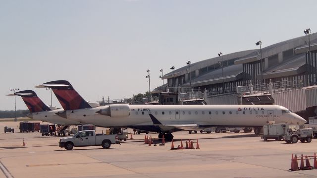 Canadair Regional Jet CRJ-700 (N718EV)