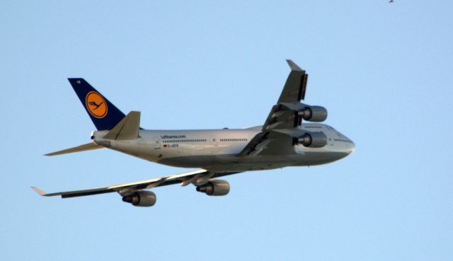 Boeing 747-400 (D-ABVW) - On approach to BOS over Hull