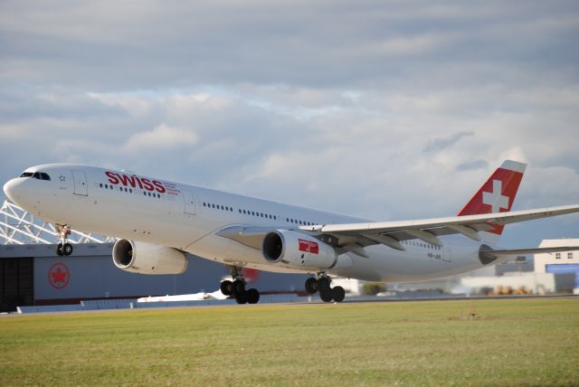 Airbus A330-300 (HB-JHI)