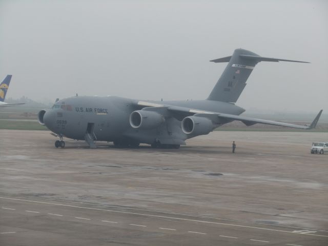 Boeing Globemaster III — - Eine C-17A Globemaster III der USAF, Kennung AK-30599, fotografiert auf dem Airport HAN, während des Taxiings aus dem Fenster der B777-200 9V-SRJ, Flug nach SIN.