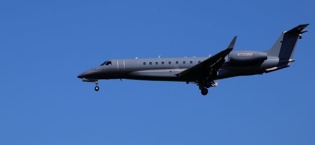 Embraer Legacy 600/650 (N725BD) - About to touch down is this 2008 Embraer Legacy 600 from the Spring of 2025.