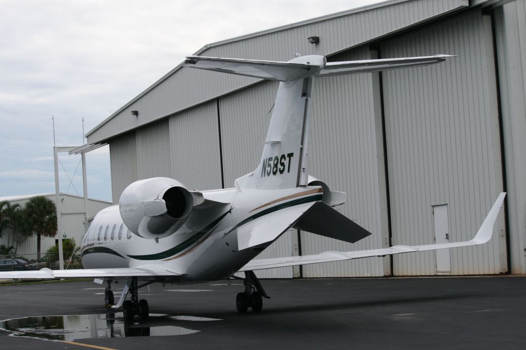 Learjet 60 (N58ST)
