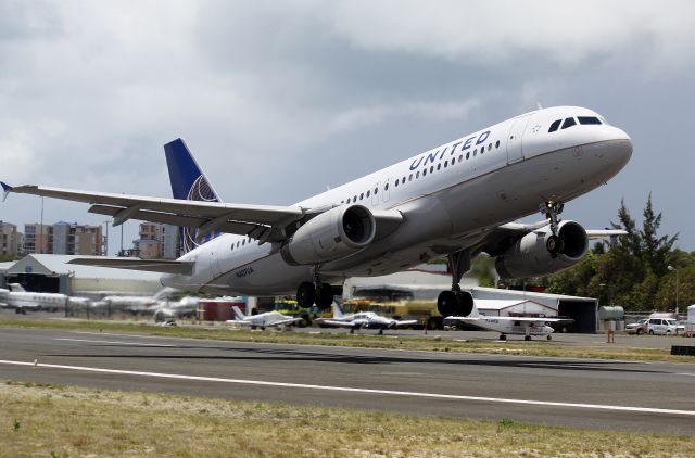 Airbus A320 (N407UA)