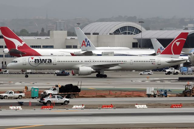 BOEING 757-300 (N593NW)