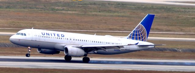 Airbus A320 (N495UA)