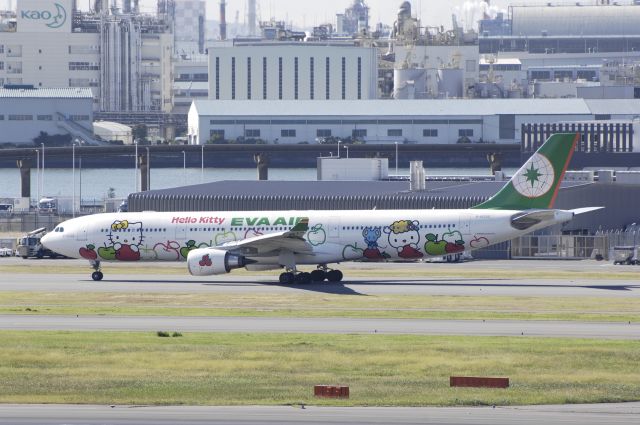 Airbus A330-300 (B-16331) - Taxing at Haneda Intl Airport on 2012/10/29 "Hello Kitty Magic Star c/s"