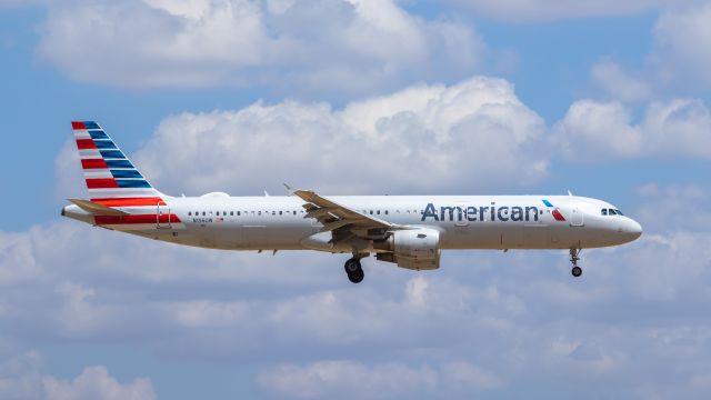 Airbus A321 (N156UW) - American Airlines A321 landing at DFW airport on 8/6/2022. Taken with a Canon 850D and Rokinon 135mm f/2 lens.