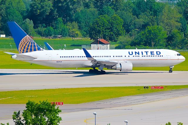 BOEING 767-300 (N667UA)