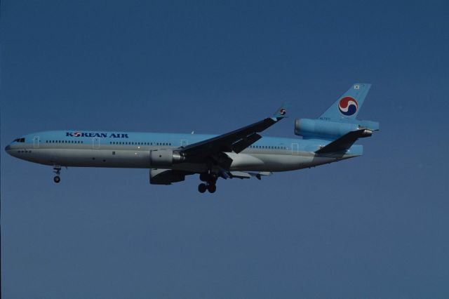 Boeing MD-11 (HL7371) - Final Approach to Narita Intl Airport Rwy34 on 1992/02/02