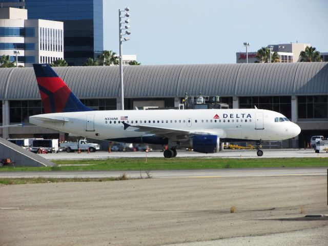 Airbus A319 (N336NB) - Taxiing to RWY 2L