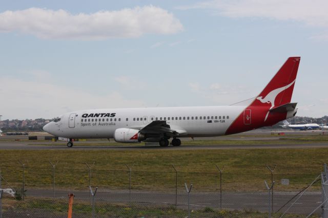 BOEING 737-400 (VH-TJK)