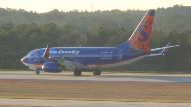 Boeing 737-700 (N714SY) - Sun County landing into the sun!