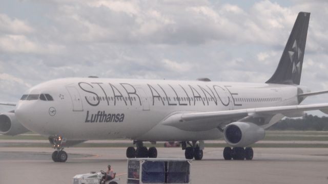 Airbus A340-300 (D-AIGN)