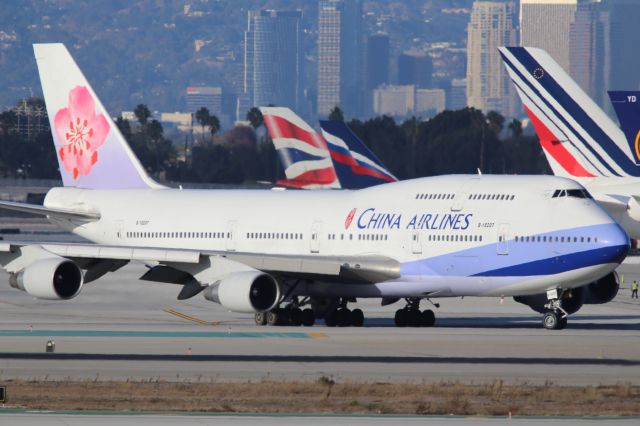 Boeing 747-400 (B-18207)