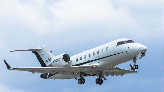 Canadair Challenger (N909J)